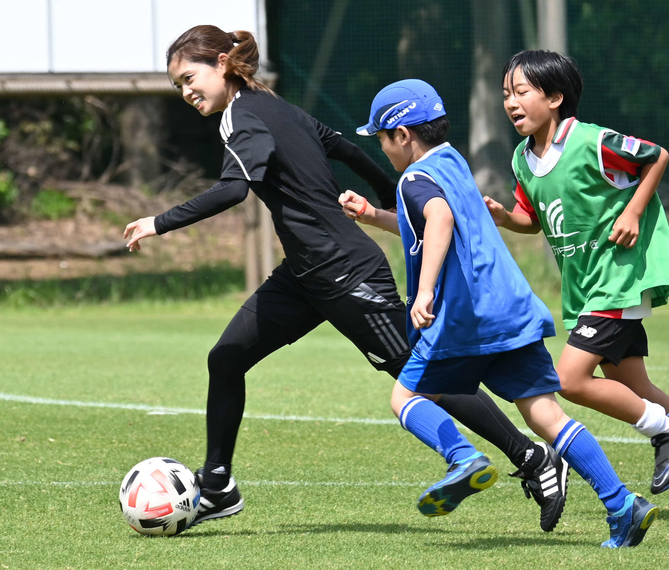 子どもたちとサッカーを楽しむ長谷川唯（撮影・飯岡大暉）