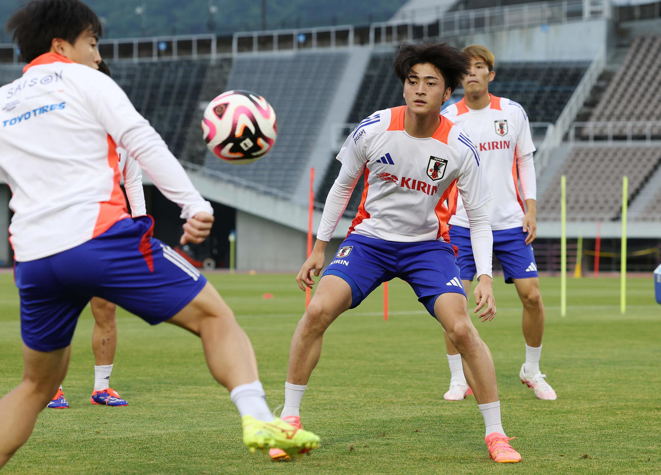 シリア戦に向け調整する川村（右）（撮影・前田充）