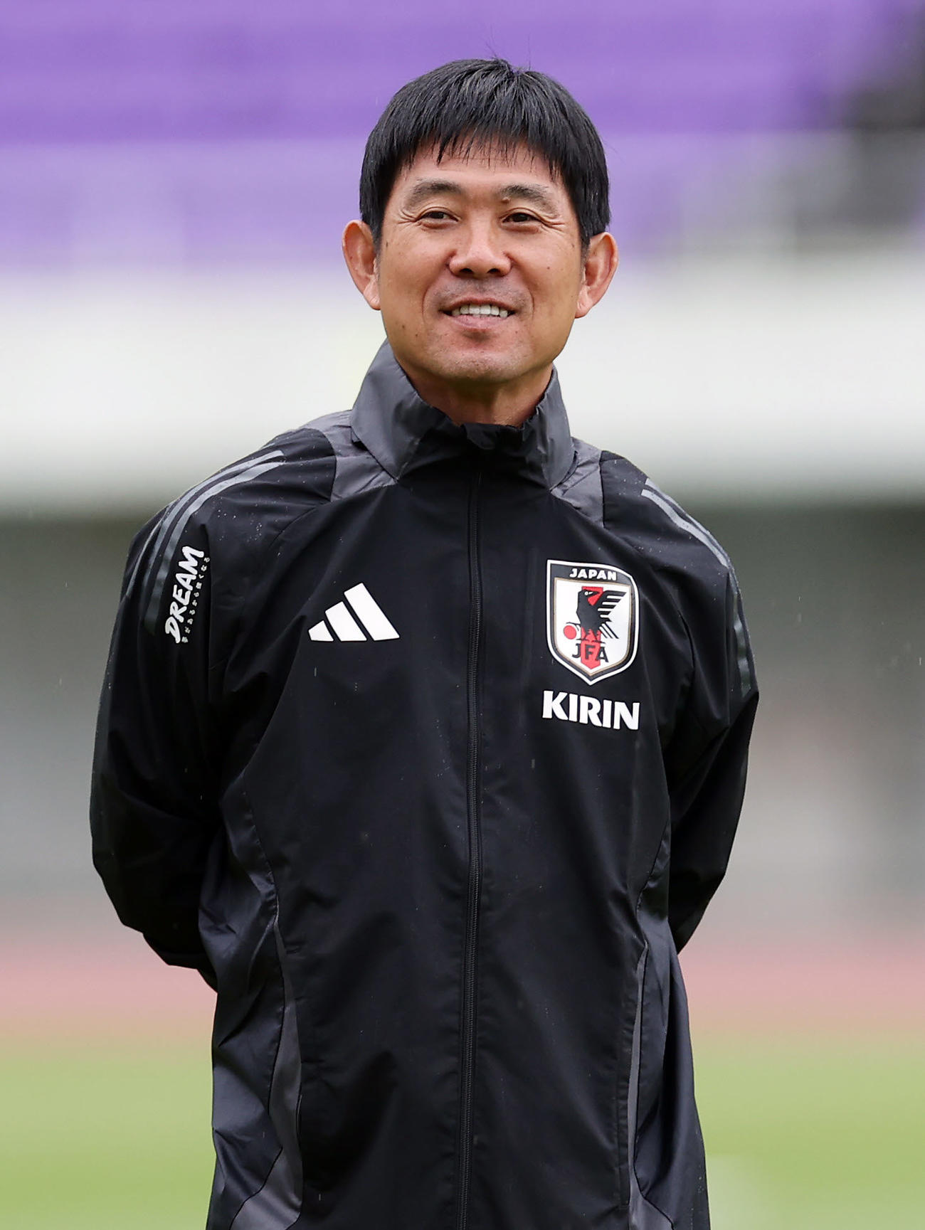 練習前、笑顔を見せる森保監督（撮影・前田充）