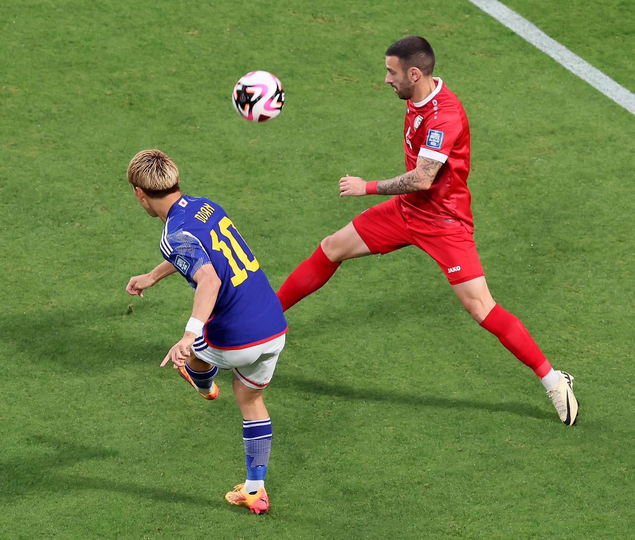 日本対シリア　前半、シュートを放つ堂安（撮影・加藤哉）