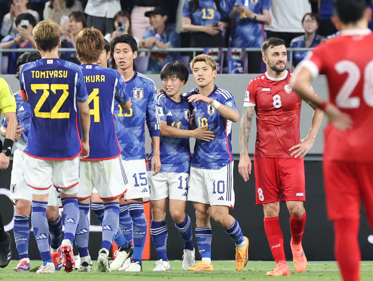 日本対シリア　後半、PKでゴールを決め堂安（中央右）と喜ぶ相馬（撮影・加藤孝規）
