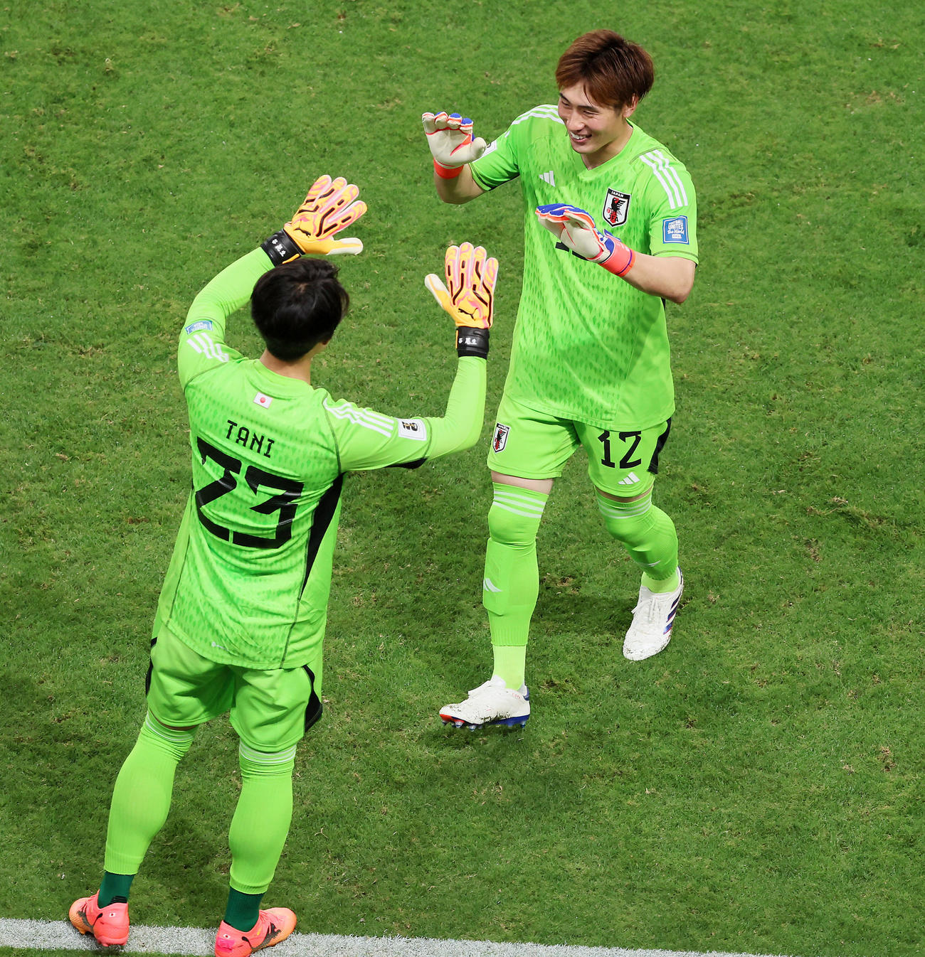 日本対シリア　後半、GK谷（左）と交代するGK大迫（撮影・加藤哉）
