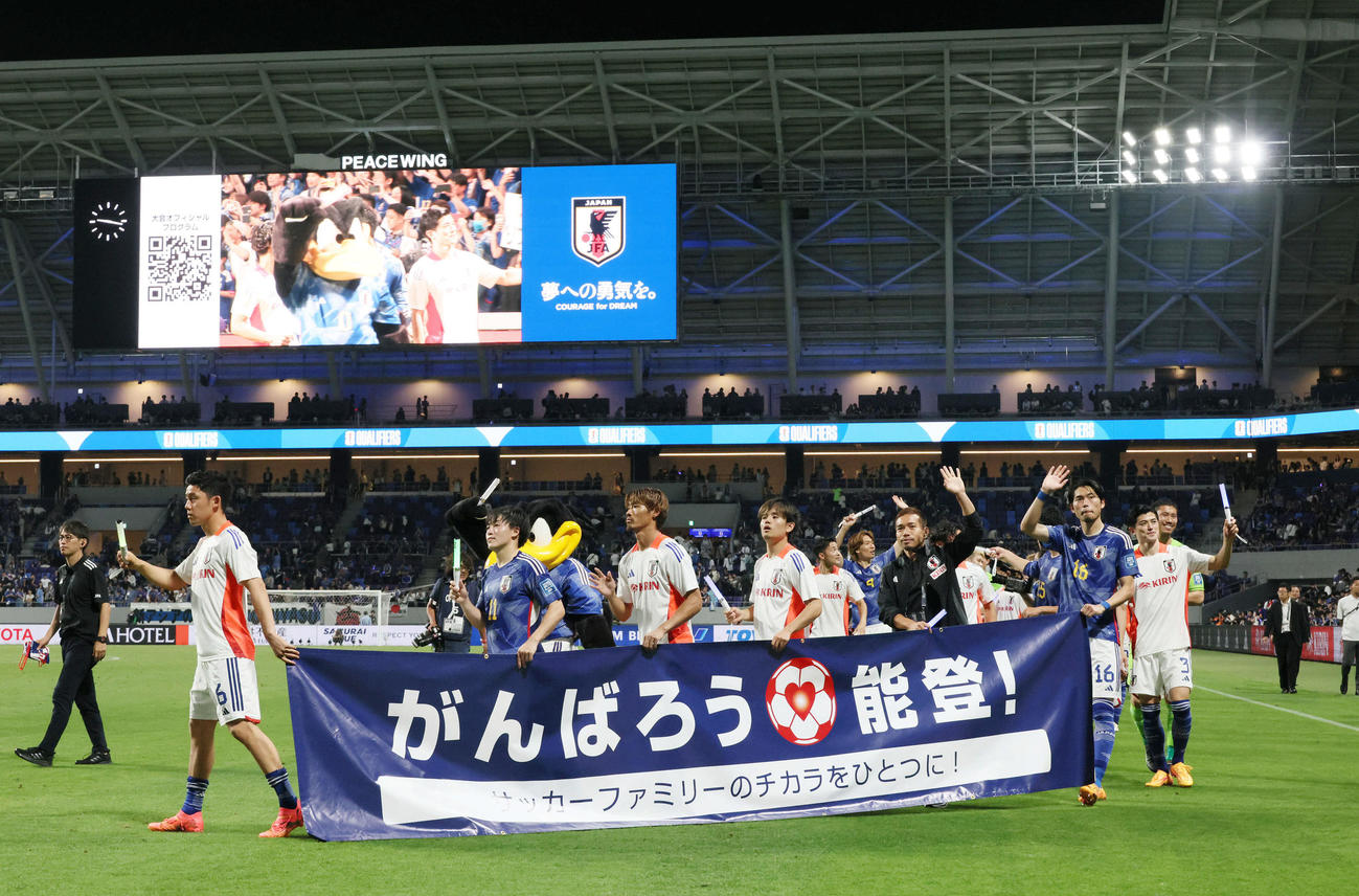 日本対シリア　試合後、場内1周する日本代表の選手たち（撮影・加藤孝規）
