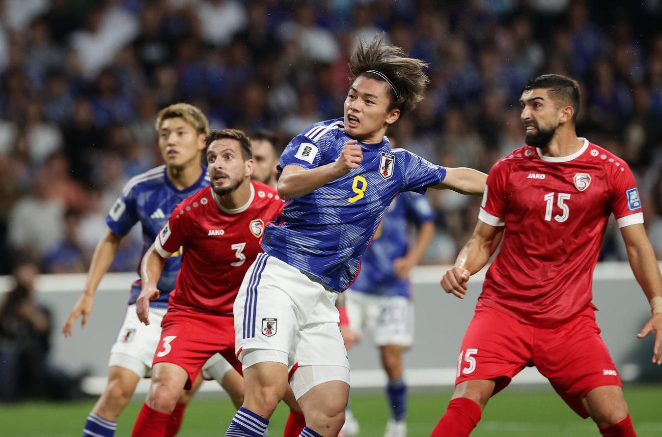 日本対シリア　前半、ヘディングで先制ゴールを決めた上田（中央）（撮影・前田充）