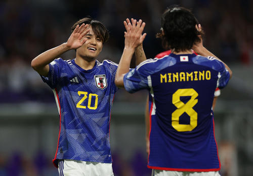 日本対シリア　前半、オウンゴールでチーム3点目となり南野（右）とタッチを交わす久保（撮影・前田充）