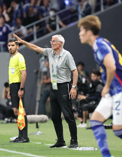指示するシリア代表クーペル監督