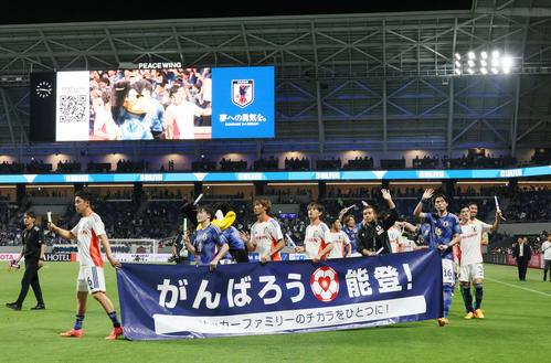 日本対シリア　試合後、場内1周する日本代表の選手たち（撮影・加藤孝規）
