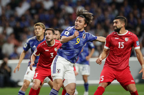 日本対シリア　前半、ヘディングで先制ゴールを決めた上田（中央）（撮影・前田充）