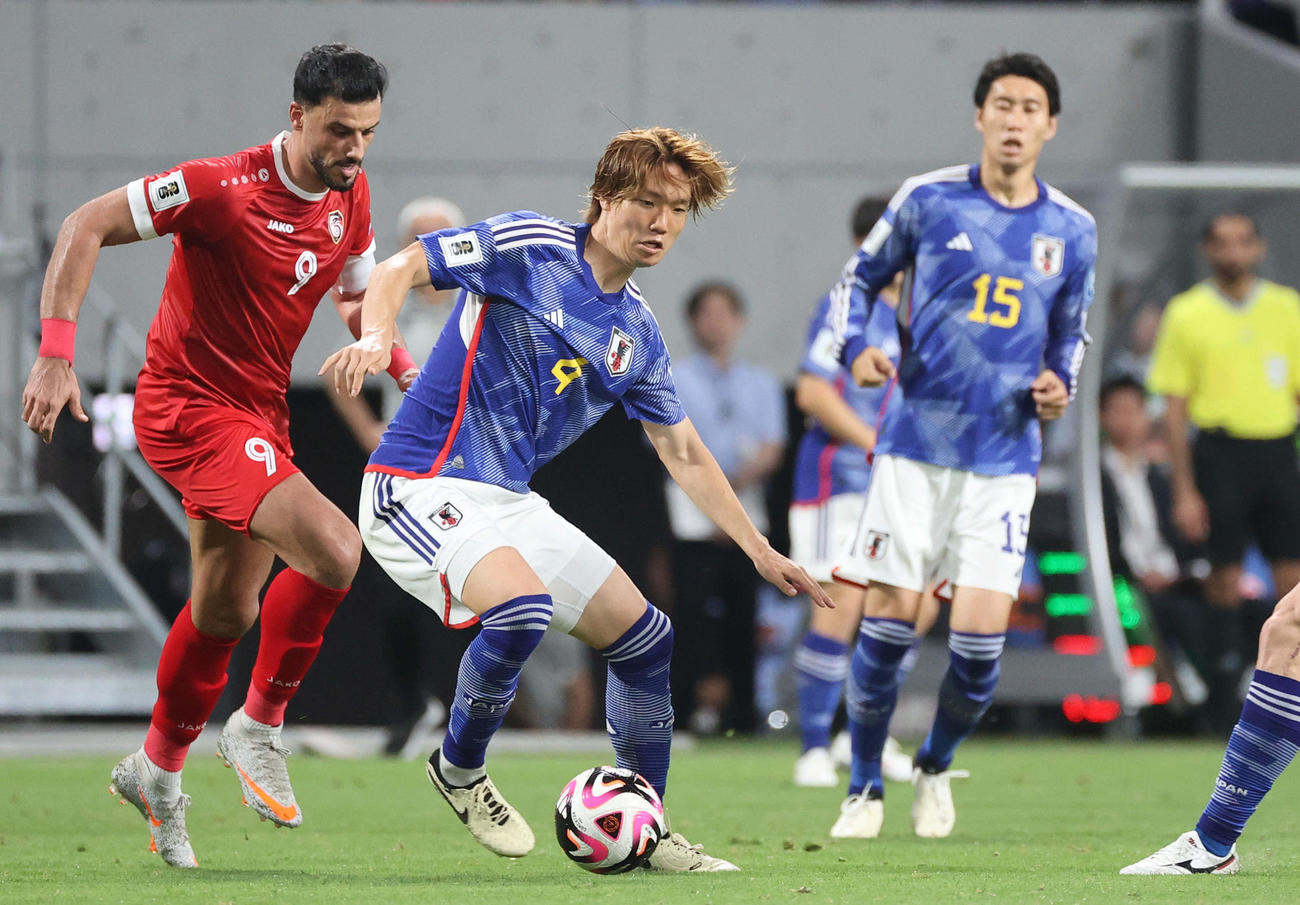日本対シリア　後半、守備する板倉（撮影・加藤孝規）