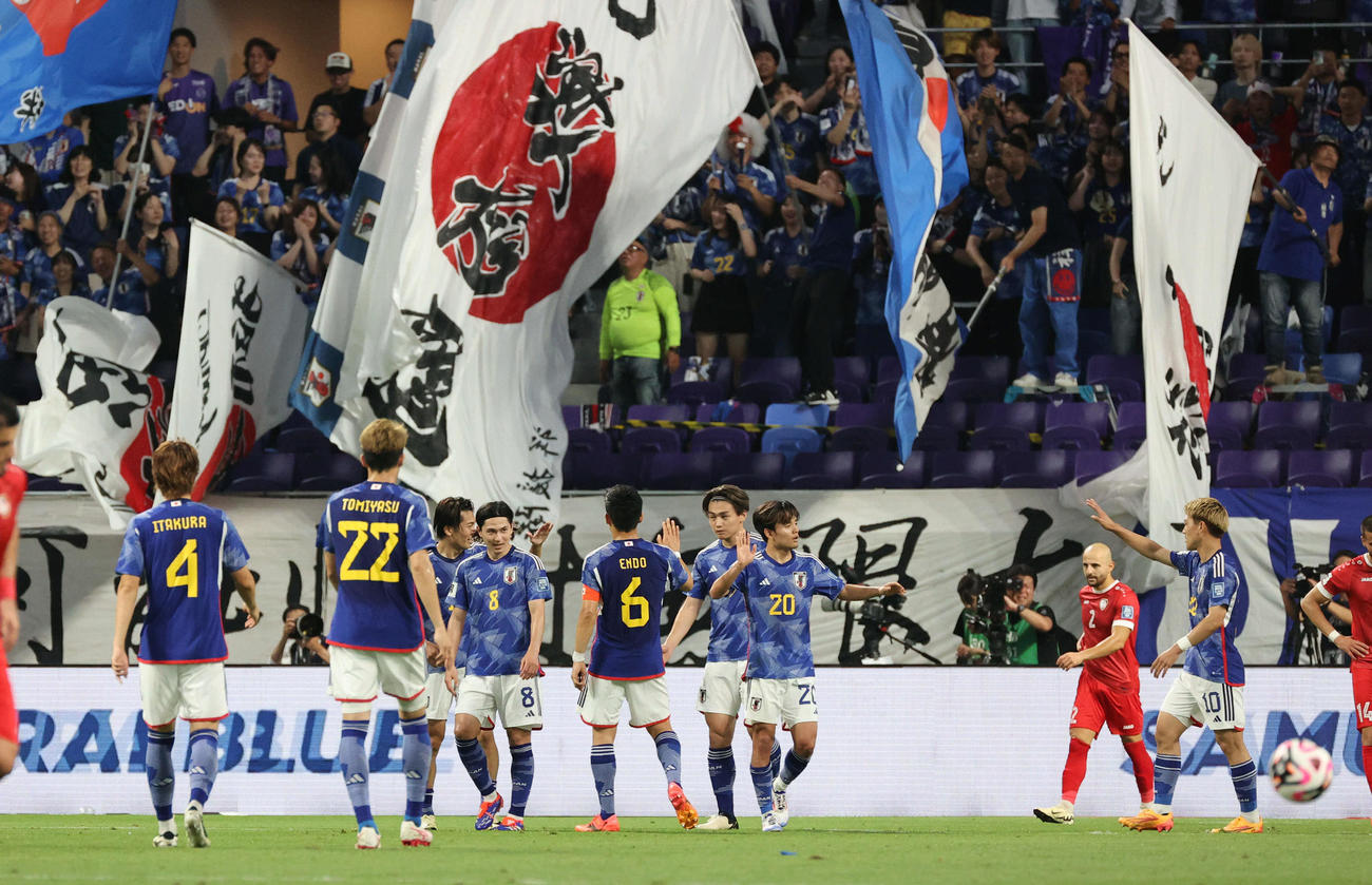 日本対シリア　前半、オウンゴールでチーム3点目となり喜ぶ日本代表の選手たち（撮影・加藤孝規）