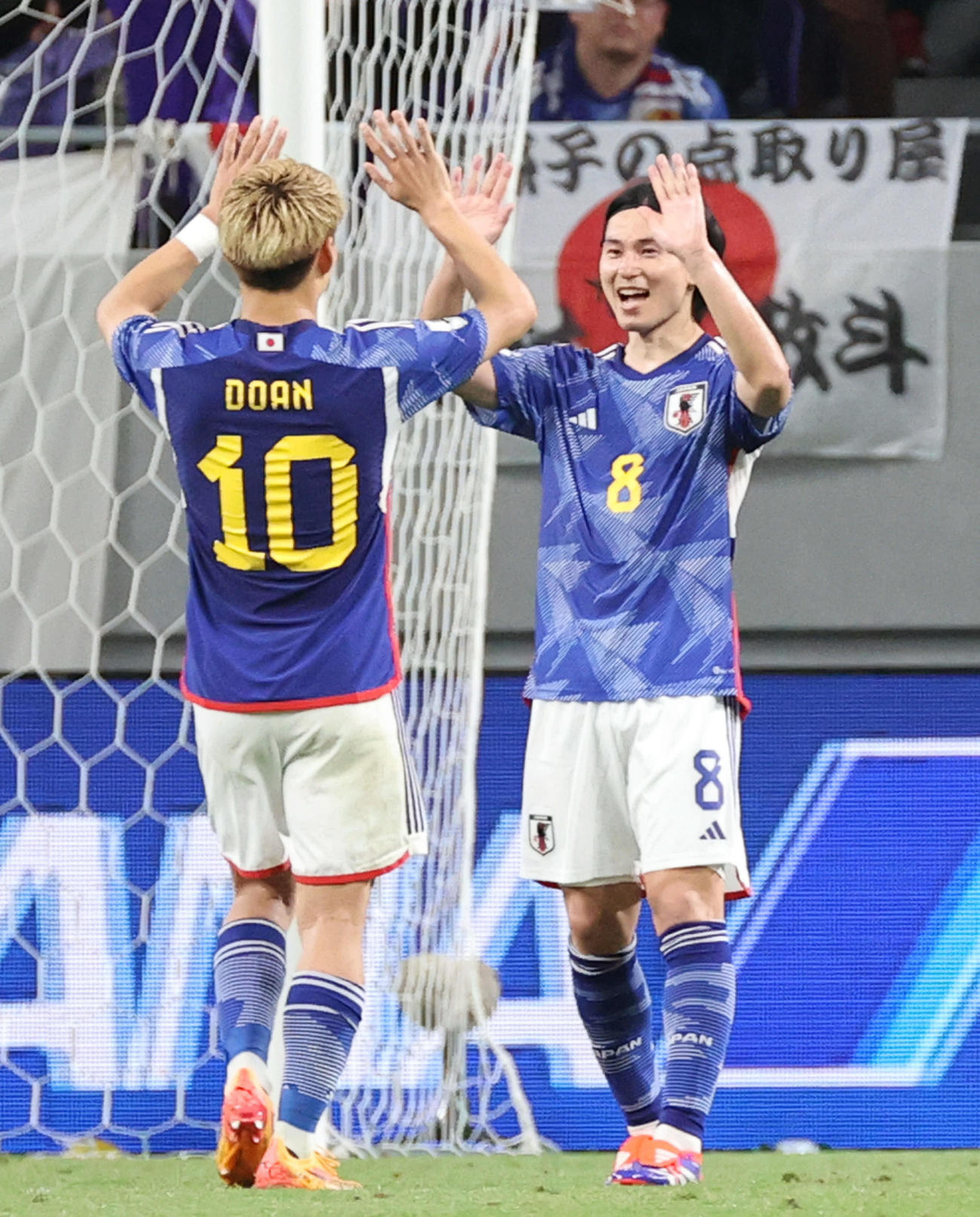 日本対シリア　後半、ゴールを決め堂安（左）とタッチを交わす南野（撮影・加藤孝規）