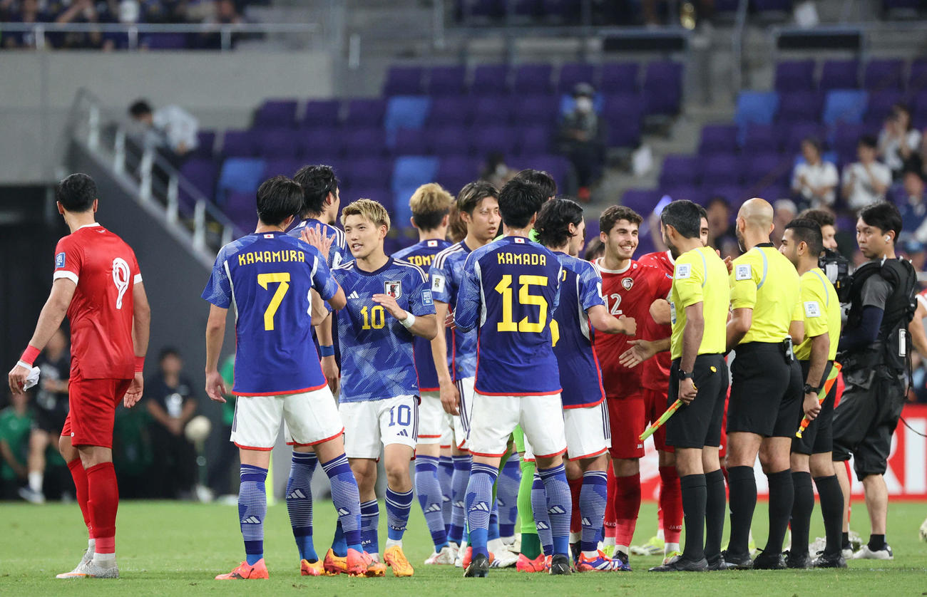 日本対シリア　試合後、タッチを交わす堂安（左から4人目）（撮影・加藤孝規）