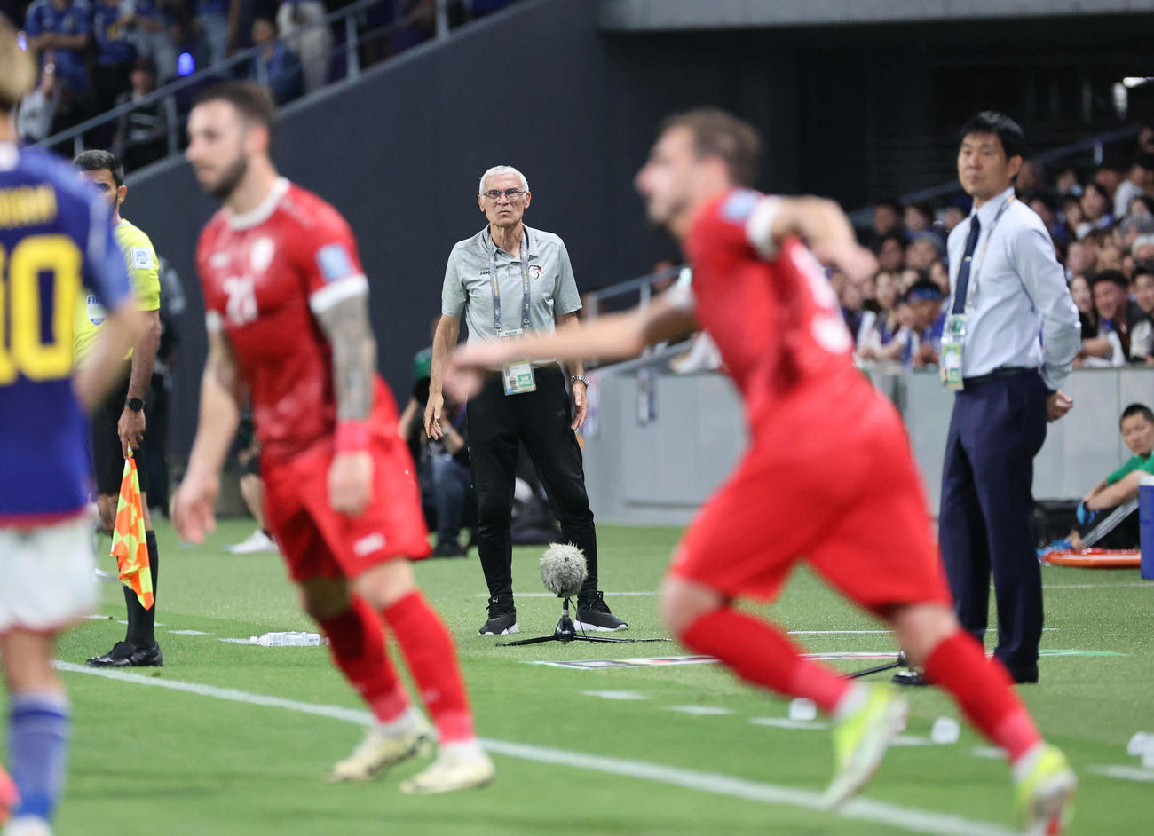 日本対シリア　前半、戦況を見つめるシリア代表クーペル監督（中央）（撮影・加藤孝規）