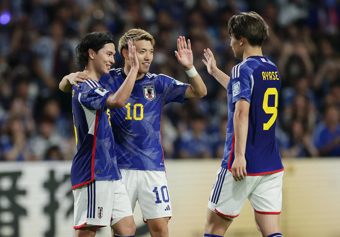 日本対シリア　後半、ゴールを決め堂安（中央）、上田（右）と喜ぶ南野（撮影・前田充）