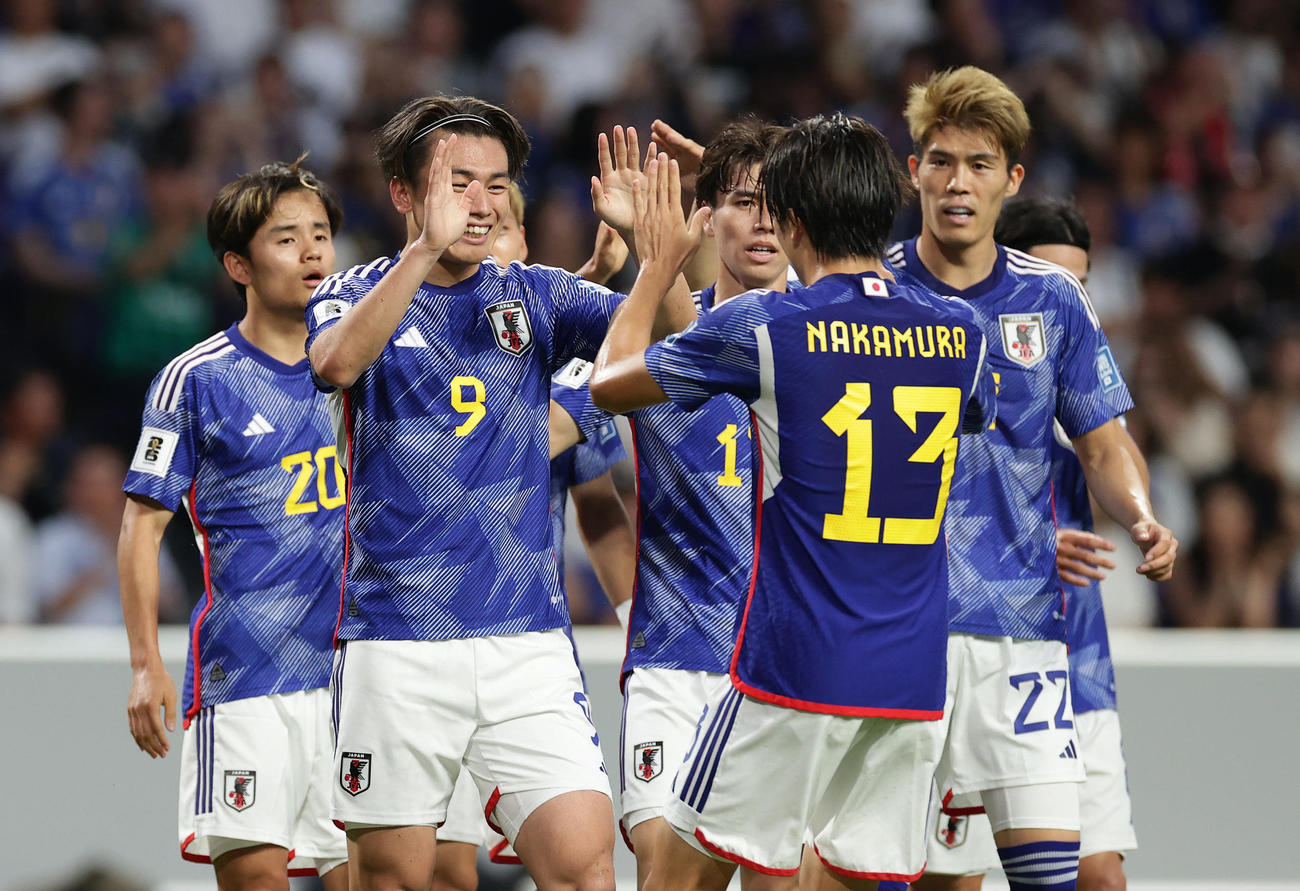日本対シリア　前半、先制ゴールを決め中村（中央右）とタッチを交わす上田（撮影・前田充）
