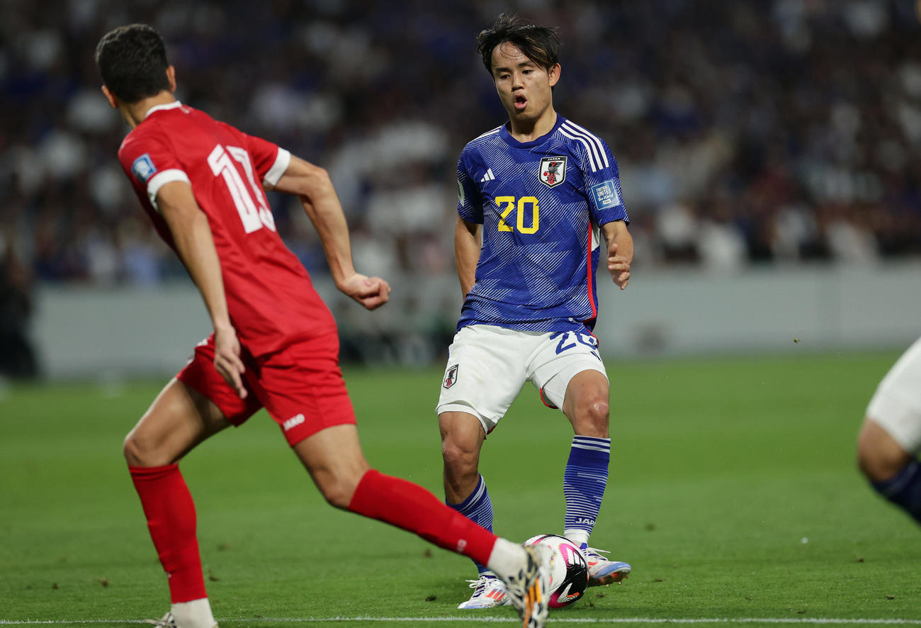 日本対シリア　前半、久保がパスを出したボールが相手選手に当たりオウンゴールとなる（撮影・前田充）