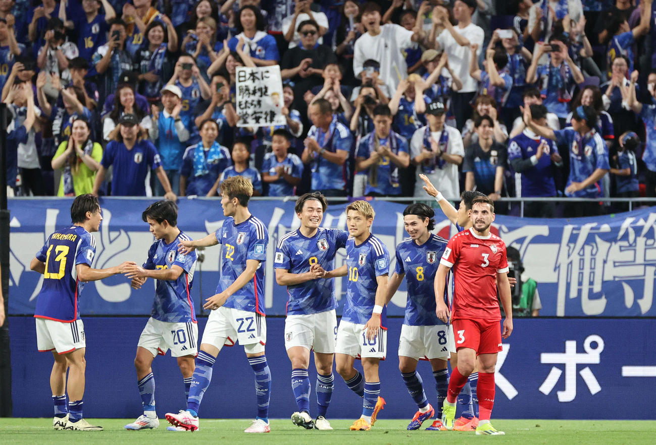 日本対シリア　前半、ゴールを決め上田（左から4人目）と握手を交わす堂安（撮影・加藤孝規）