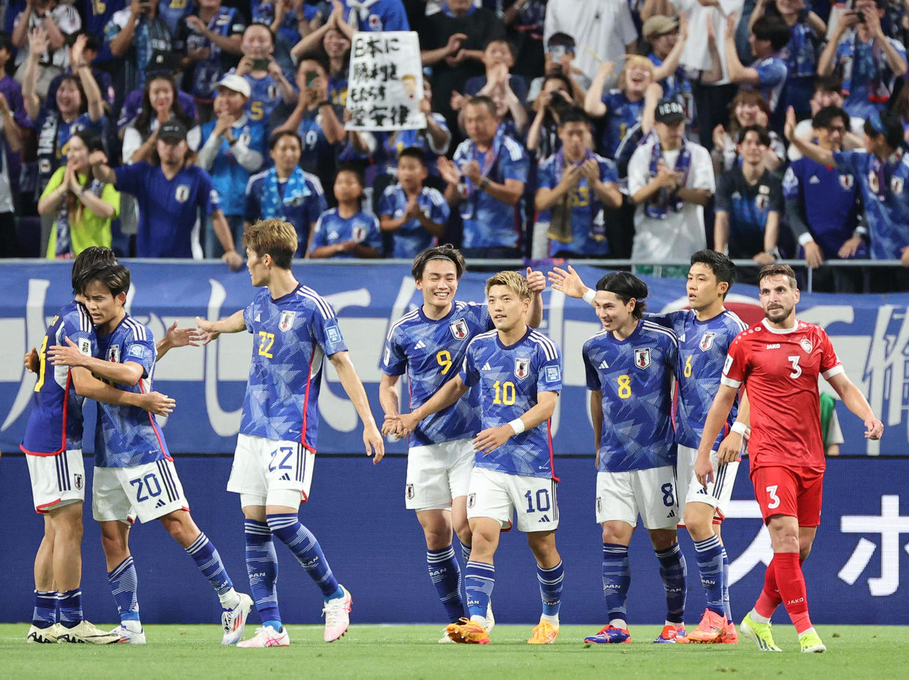 日本対シリア　前半、ゴールを決め上田（左から4人目）から祝福される堂安（撮影・加藤孝規）