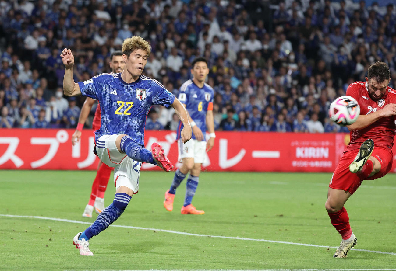 日本対シリア　前半、ゴール前でクリアする冨安（撮影・加藤孝規）