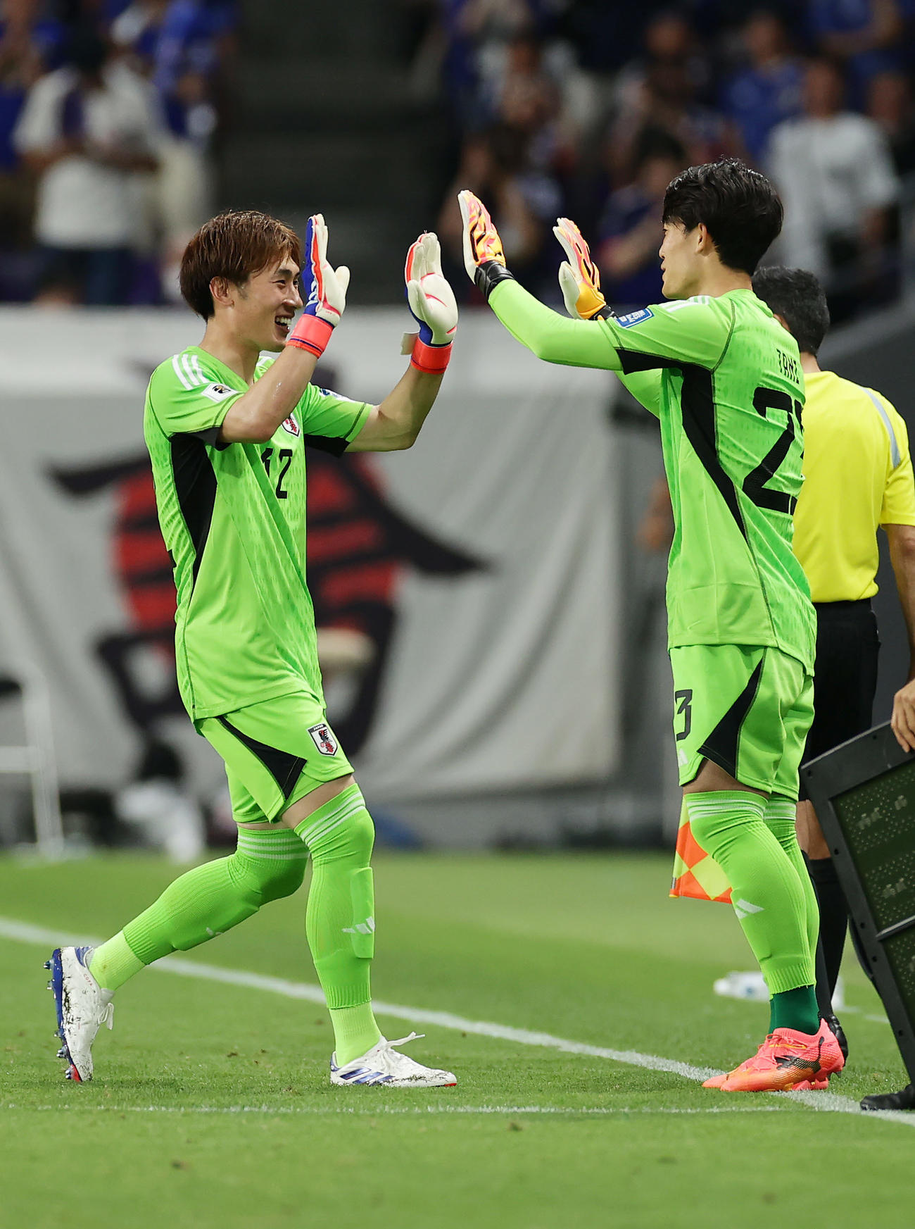 日本対シリア　後半、交代するGK大迫（左）とGK谷（撮影・前田充）