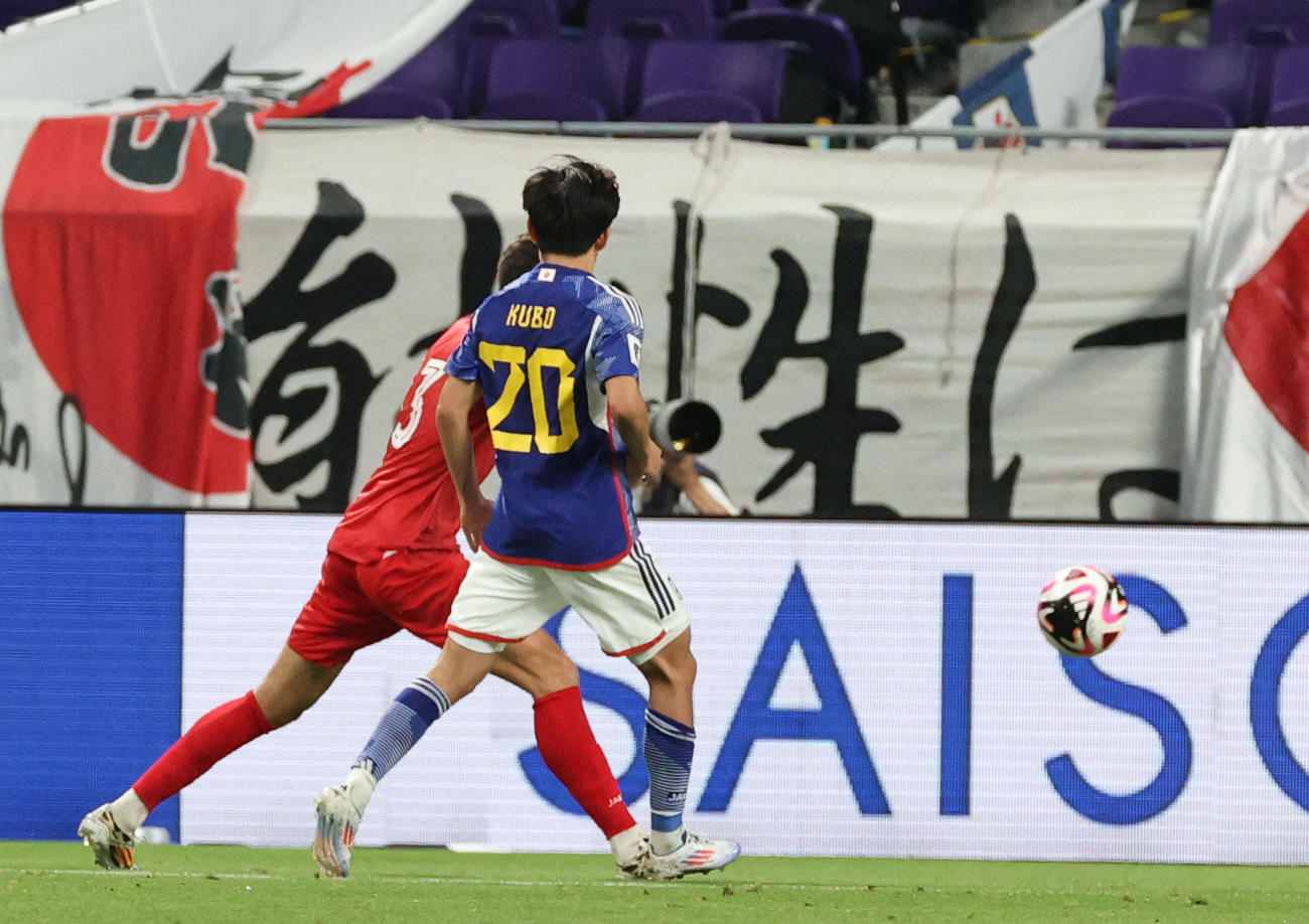 日本対シリア　前半、久保（右）がパスを出したボールが相手選手に当たりオウンゴールとなる（撮影・加藤孝規）