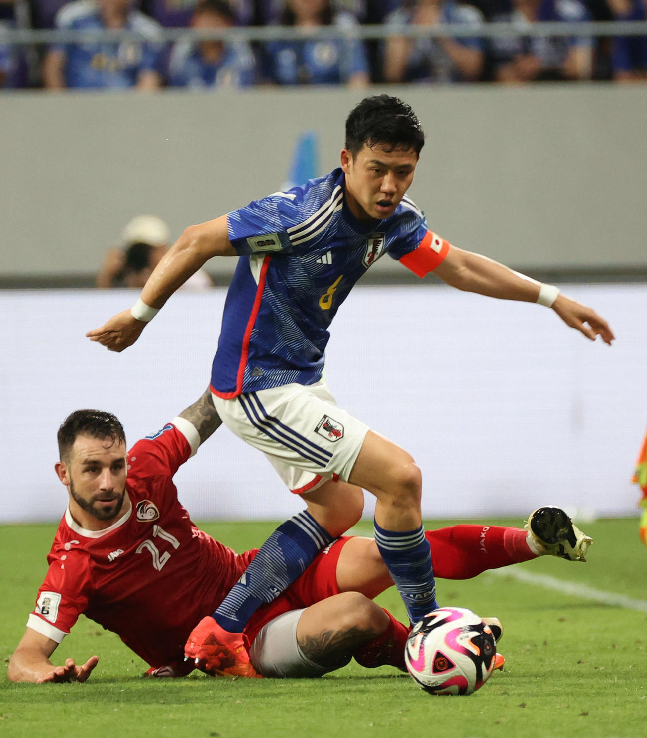 日本対シリア　後半、ボールをキープする遠藤（撮影・加藤孝規）