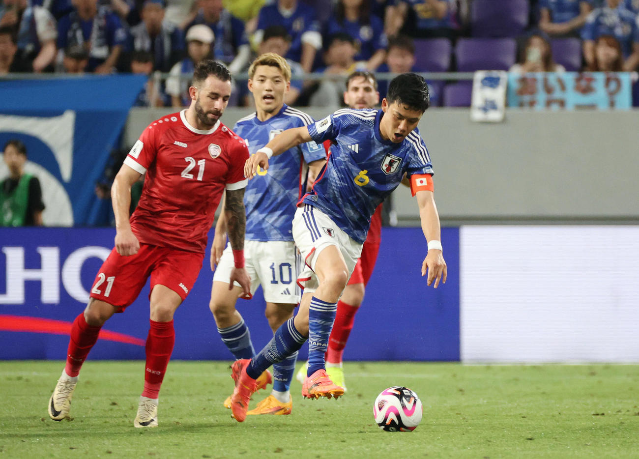 日本対シリア　後半、ボールをキープする遠藤（右）（撮影・加藤孝規）