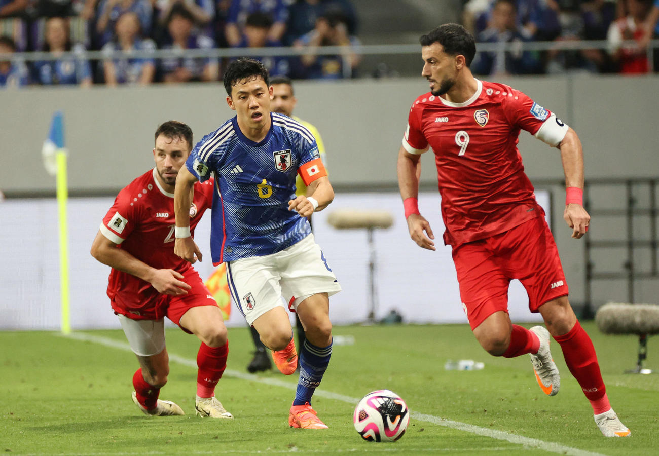日本対シリア　後半、ボールをキープする追う遠藤（中央）（撮影・加藤孝規）