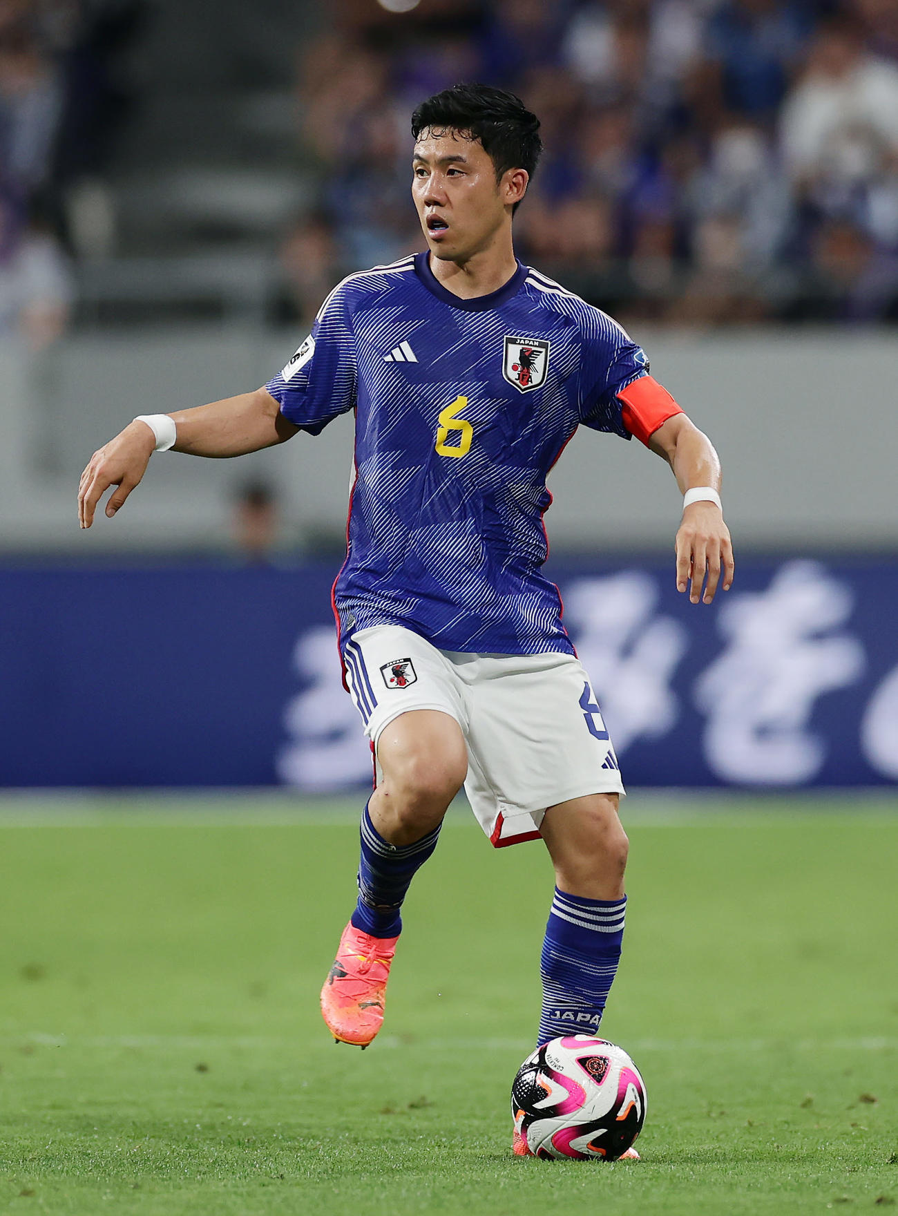 日本対シリア　前半、ボールをキープする遠藤（撮影・前田充）