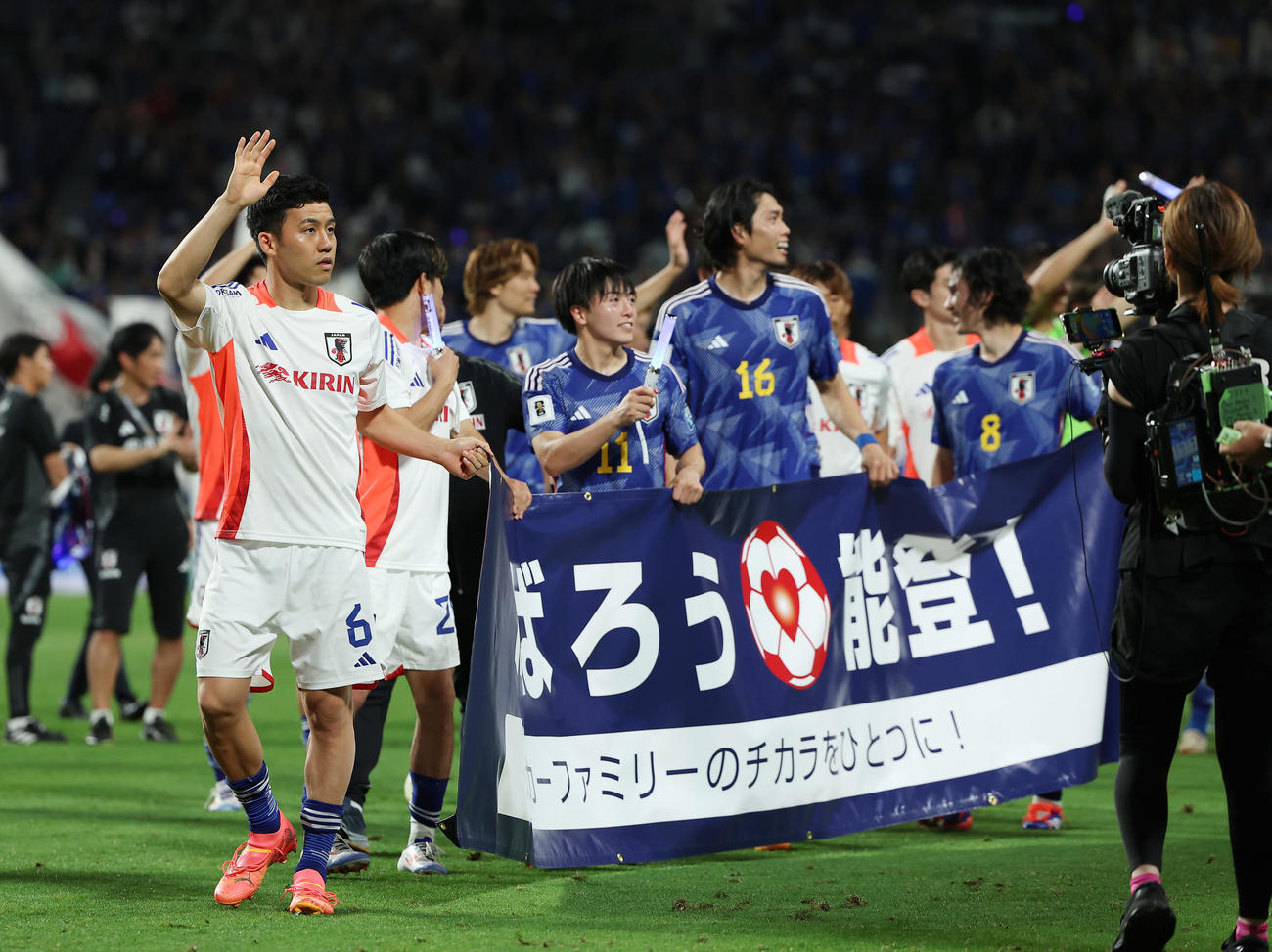 日本対シリア　シリアに勝利しファンに手を振る遠藤（左端）ら（撮影・前田充）