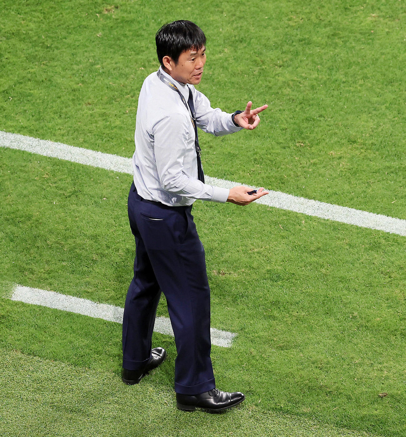 日本対シリア　前半、ベンチ前で指2本を立てる森保監督（撮影・加藤哉）
