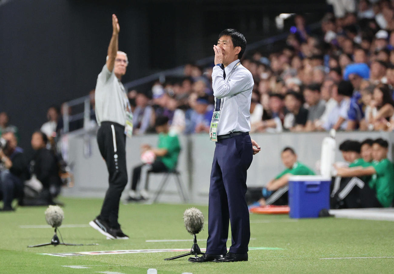 日本対シリア　前半、指示を出す森保監督（撮影・加藤孝規）