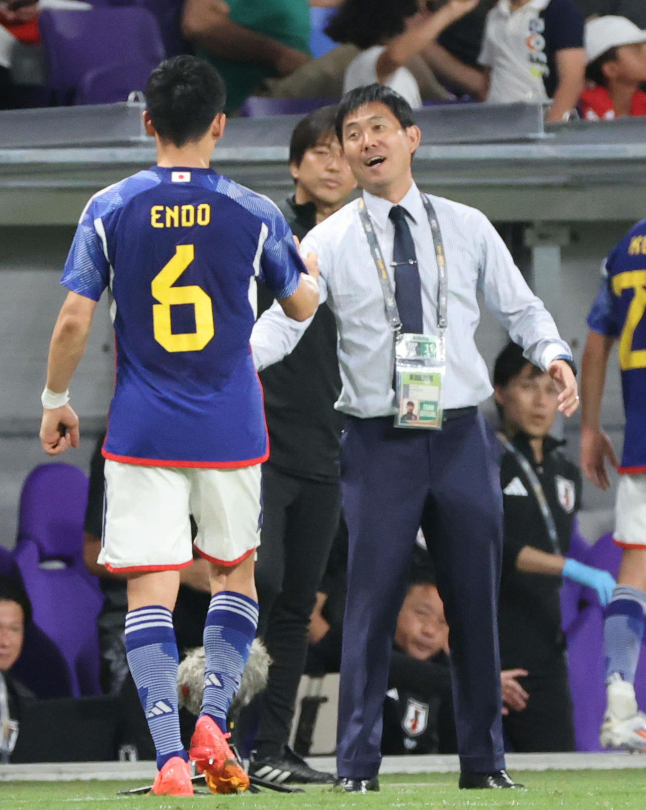 日本対シリア　後半、交代した遠藤（左）を迎える森保監督（撮影・加藤孝規）