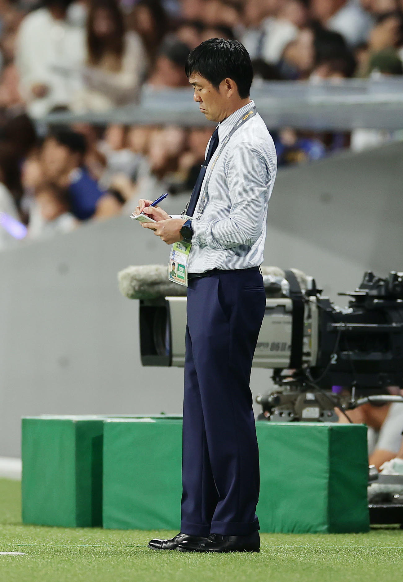 日本対シリア　後半、メモをとる森保監督（撮影・前田充）