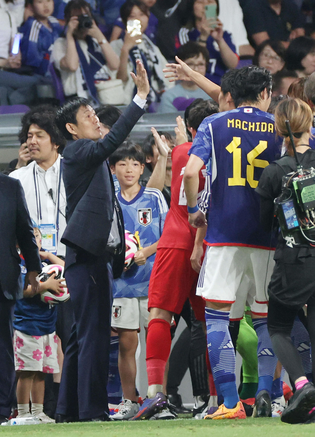 日本対シリア　試合後、タッチを交わす森保監督（中央左）（撮影・加藤孝規）