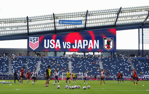 米国戦前にウオーミングアップするU―23日本代表＝カンザスシティー（共同）