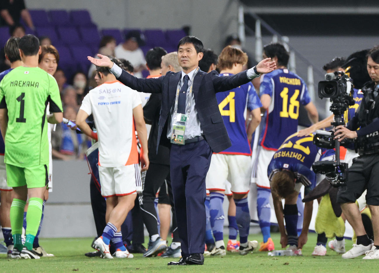 日本対シリア　試合後、手を広げる森保監督（撮影・加藤孝規）