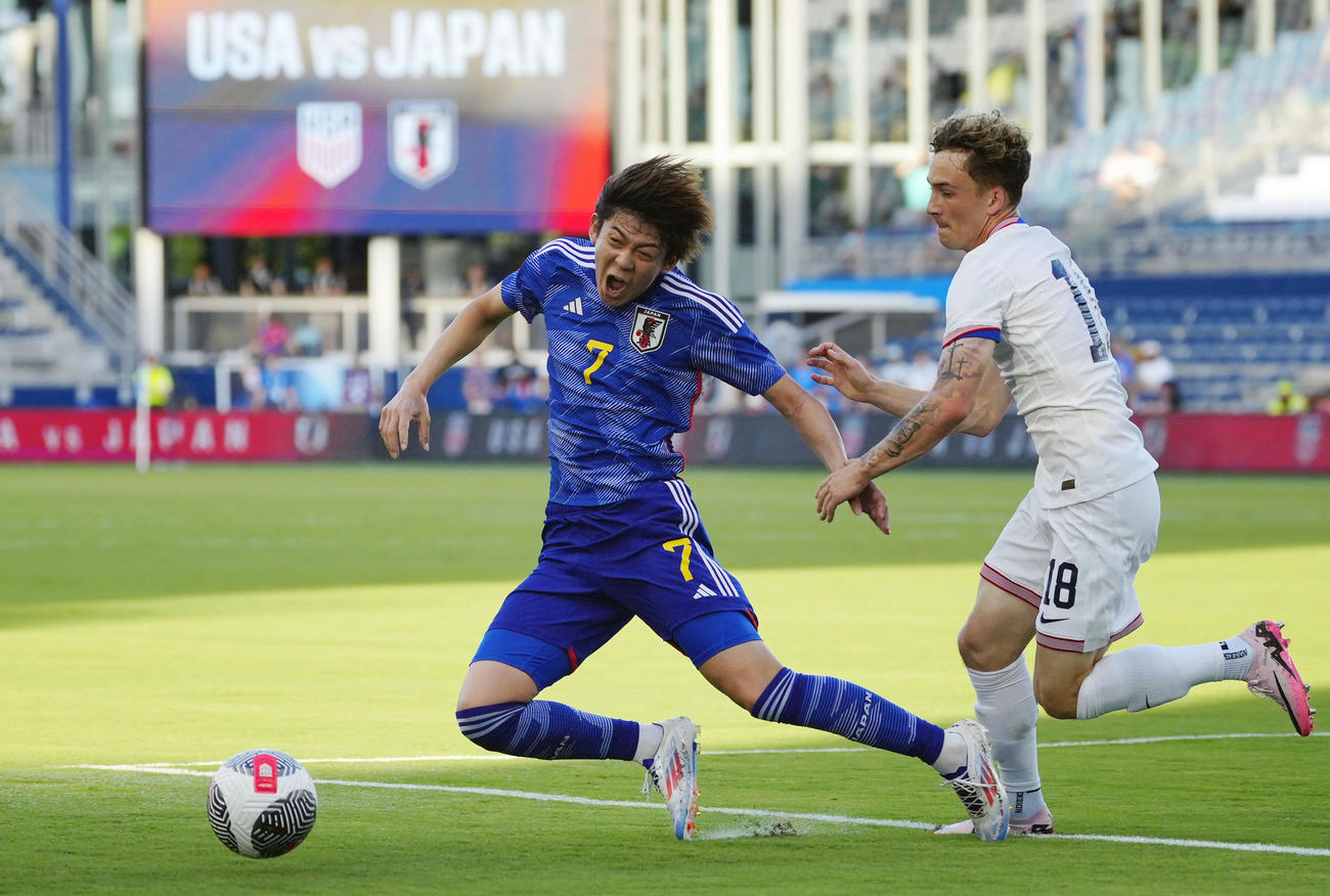 日本対米国　前半、激しく競り合う山本（左）＝カンザスシティー（共同）