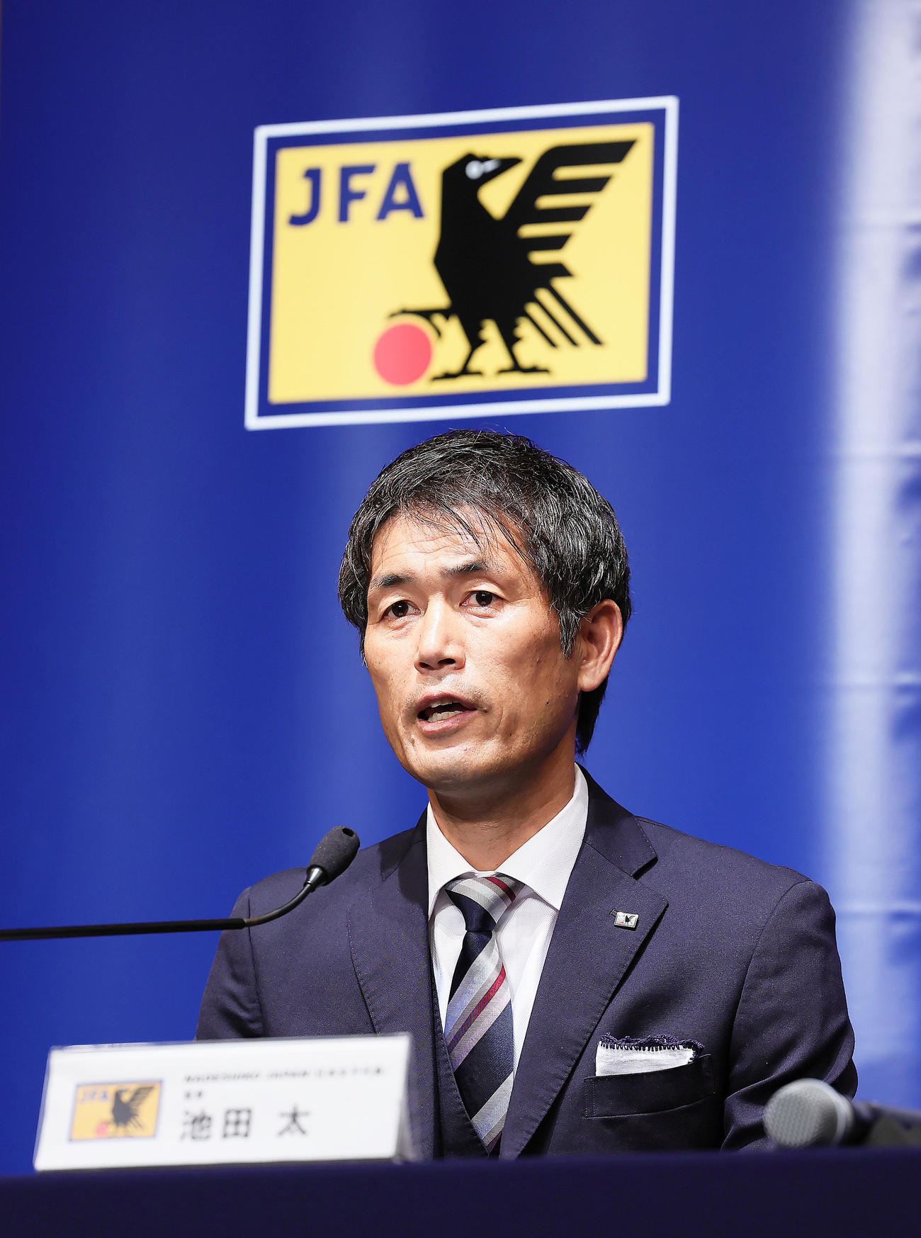 なでしこジャパンパリ五輪メンバー発表会見に臨む池田監督（撮影・足立雅史）