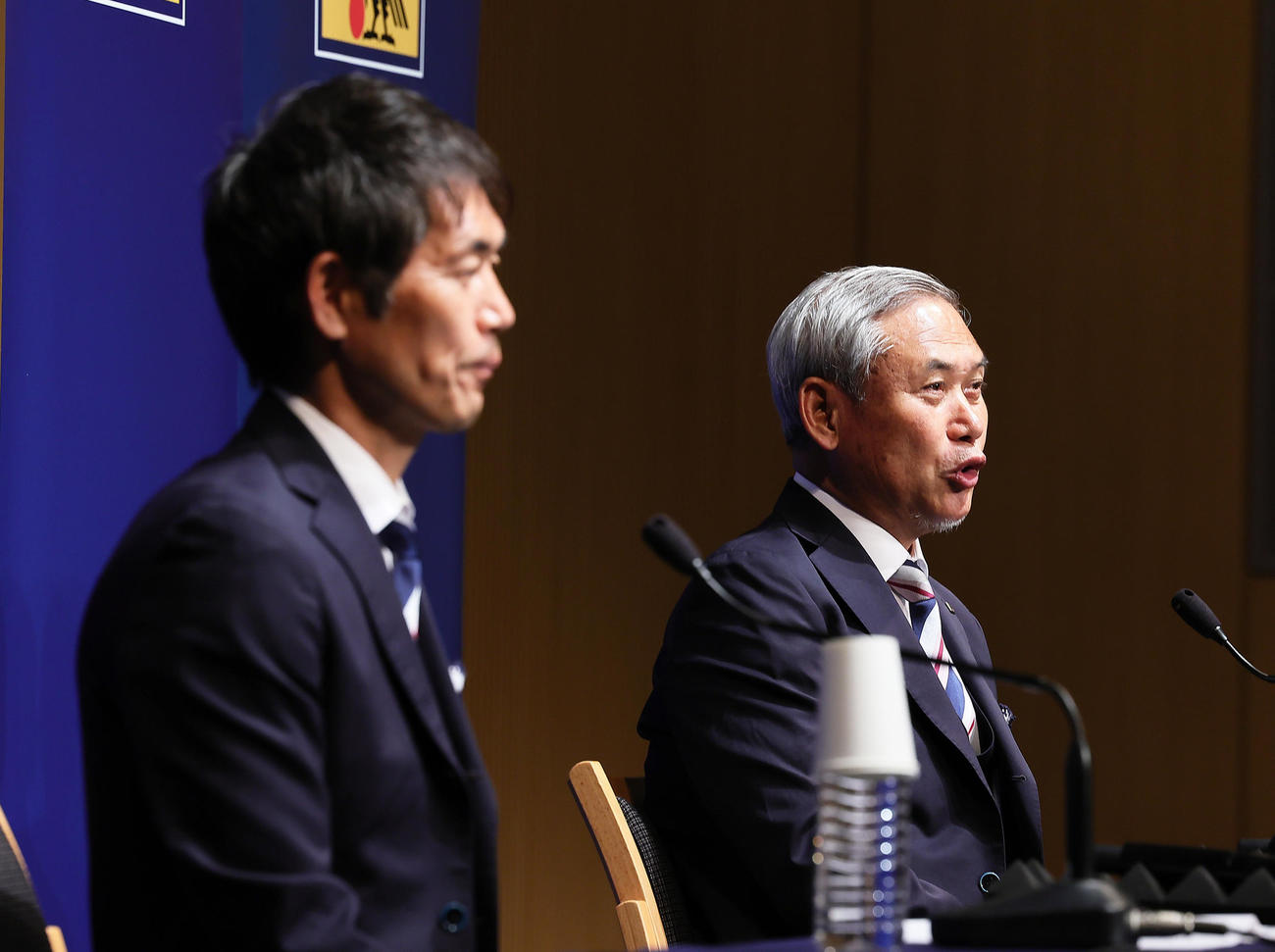 なでしこジャパンパリ五輪メンバー発表会見でチームの印象を語る佐々木女子委員長（右）。左は池田監督（撮影・足立雅史）
