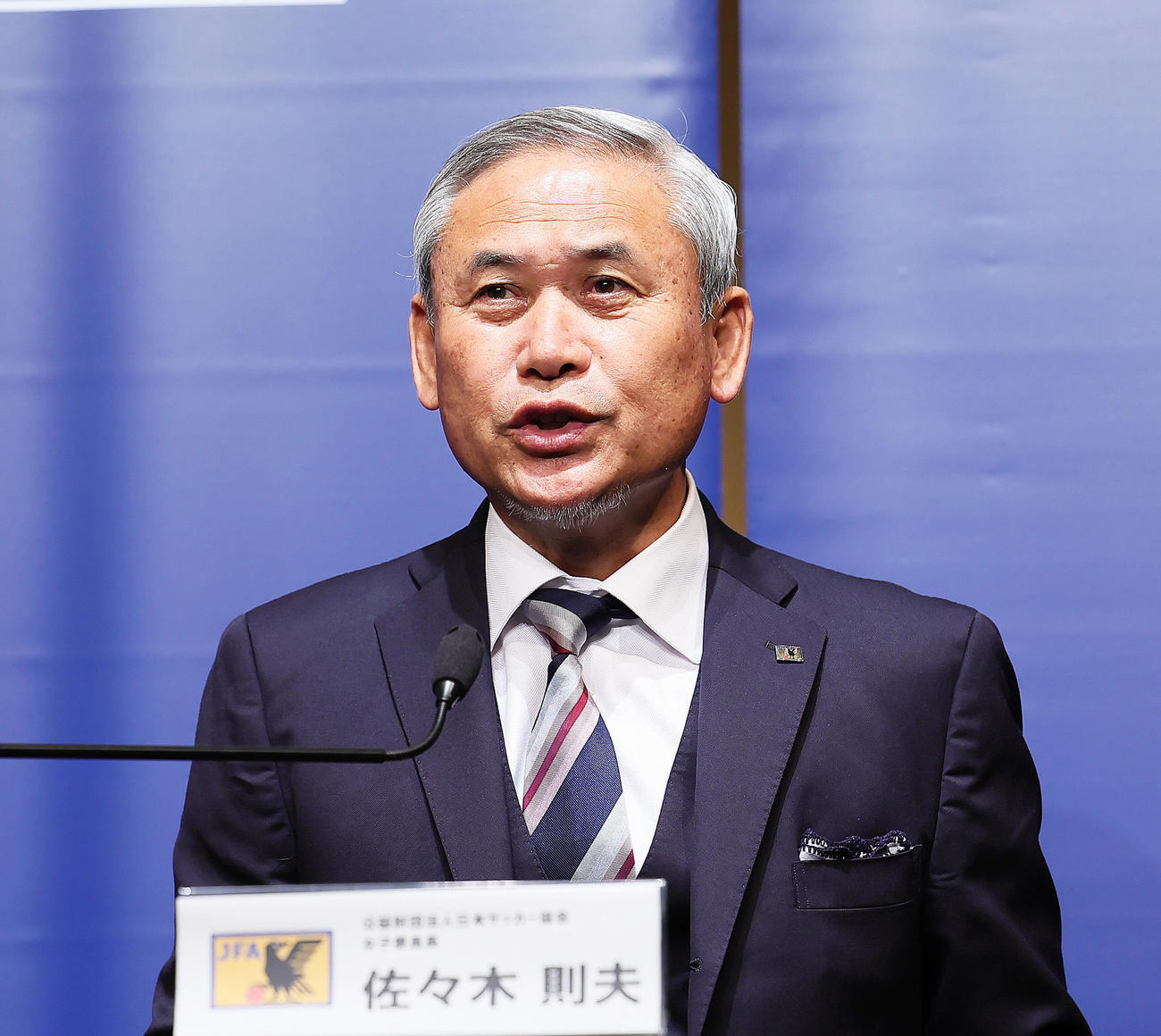 なでしこジャパンパリ五輪メンバー発表会見に臨む佐々木女子委員長（撮影・足立雅史）