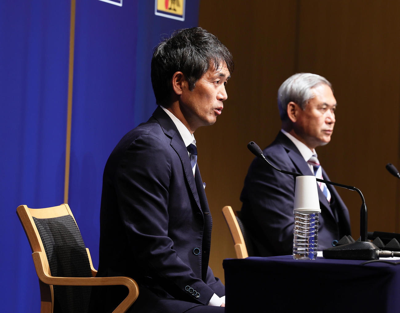 なでしこジャパンパリ五輪メンバー発表会見に臨む池田監督（左）と佐々木女子委員長（撮影・足立雅史）