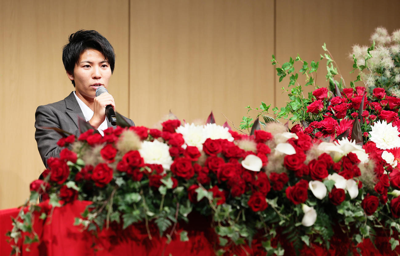 なでしこジャパンパリ五輪メンバーに選出され、花に囲まれながら会見に臨む三菱重工浦和清家（撮影・足立雅史）