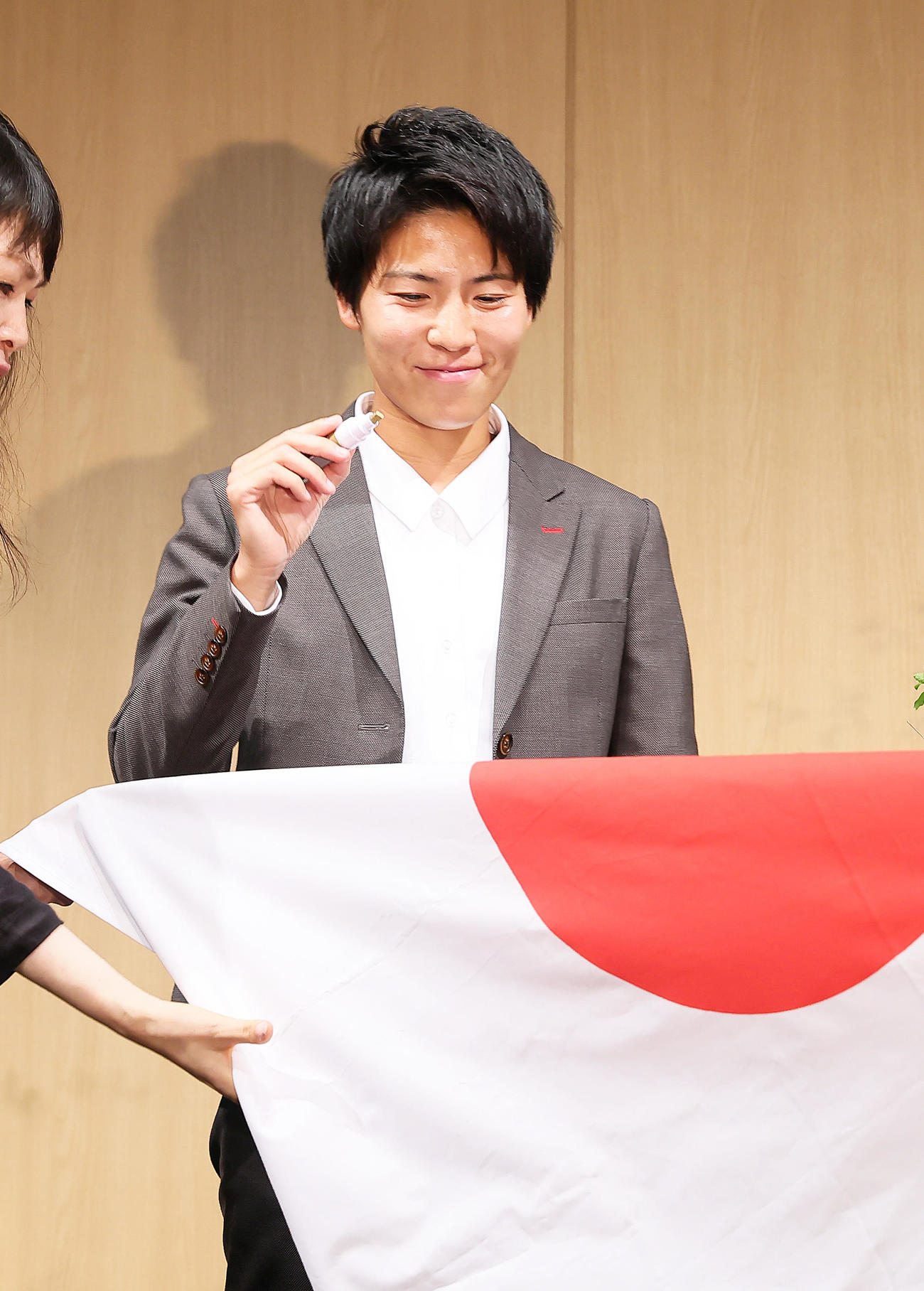 なでしこジャパンパリ五輪メンバーに選出され、日の丸に目標を書き入れる三菱重工浦和清家（撮影・足立雅史）