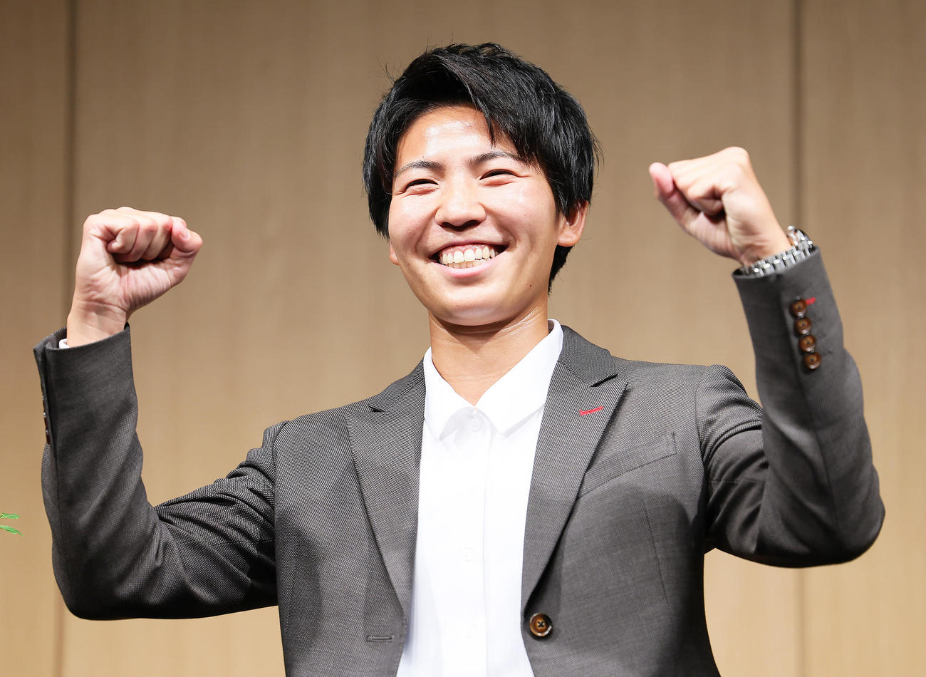 なでしこジャパンパリ五輪メンバーに選出され、笑顔でガッツポーズする三菱重工浦和清家（撮影・足立雅史）