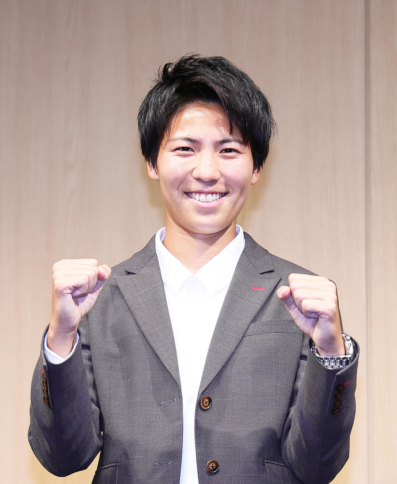 なでしこジャパンパリ五輪メンバーに選出され、笑顔でガッツポーズする三菱重工浦和清家（撮影・足立雅史）