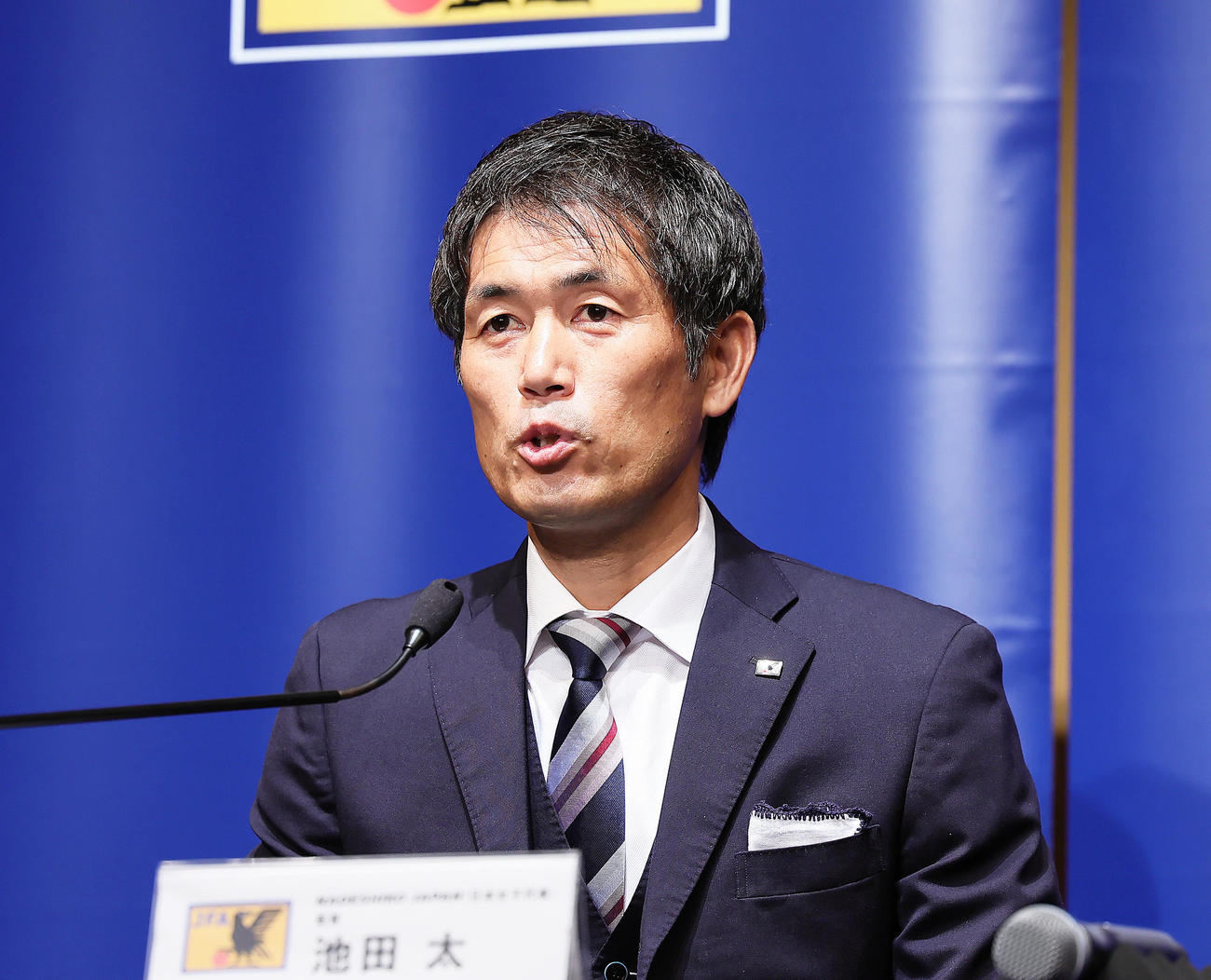 なでしこジャパンパリ五輪メンバー発表会見に臨む池田監督（撮影・足立雅史）