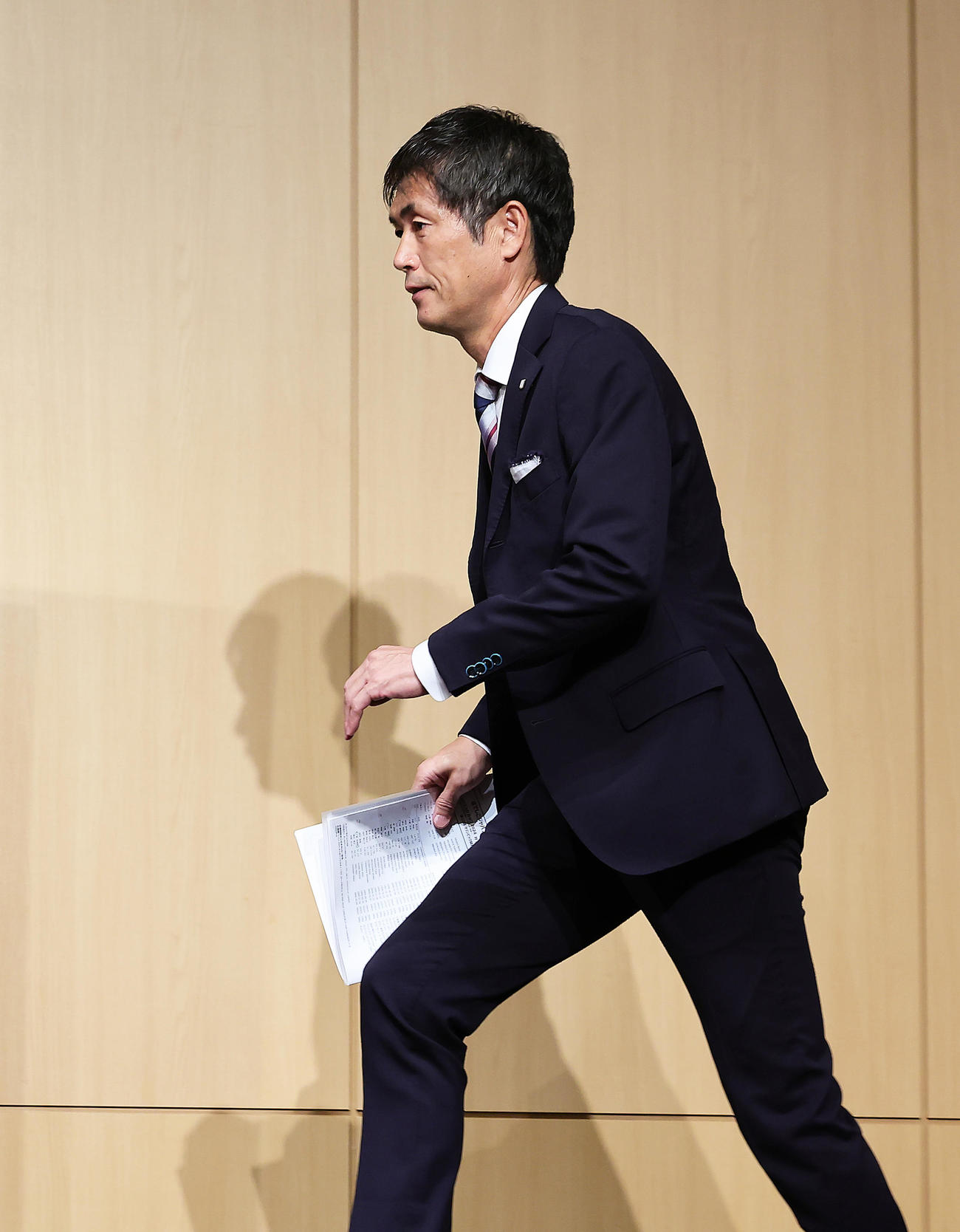 なでしこジャパンパリ五輪メンバー発表会見に臨む池田監督（撮影・足立雅史）