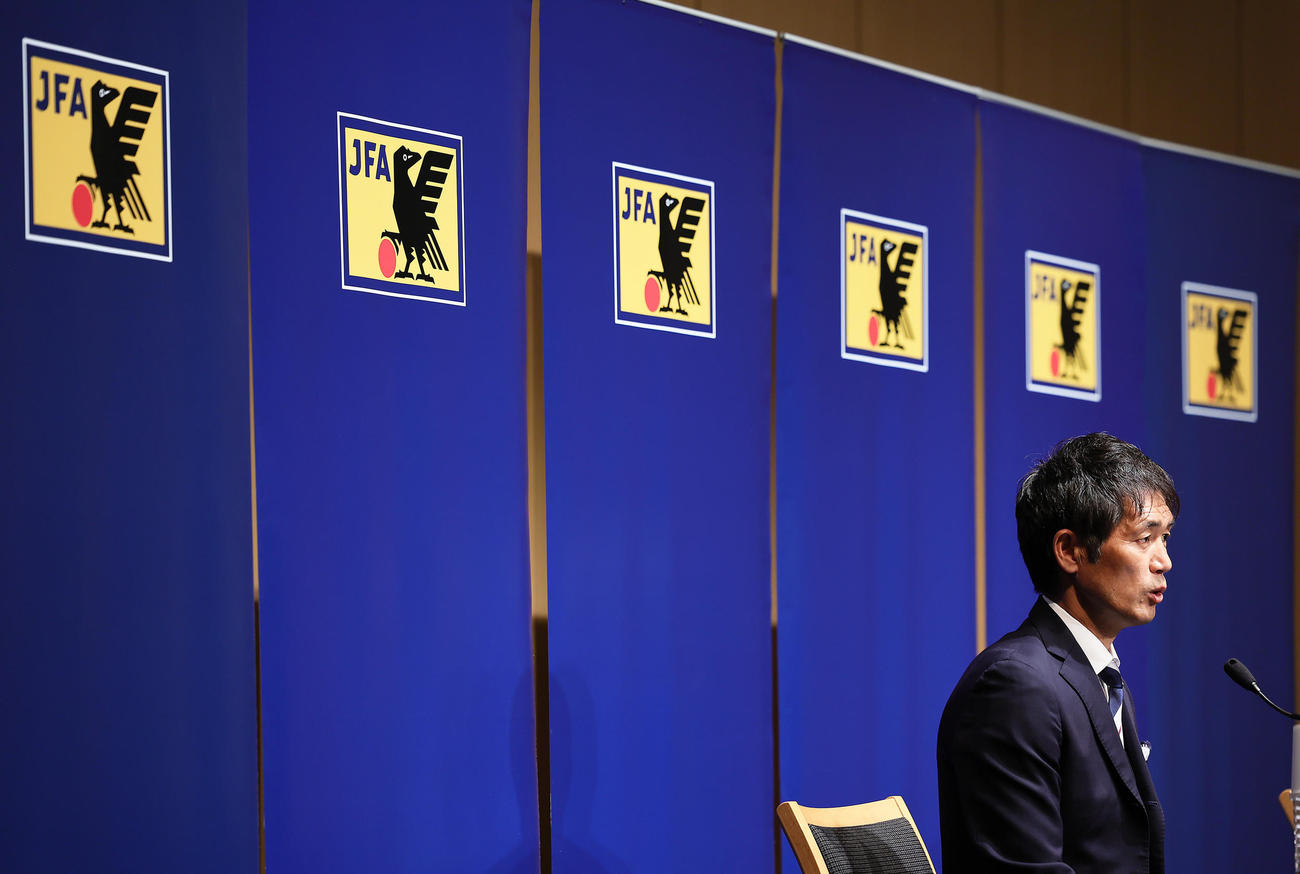 なでしこジャパンパリ五輪メンバー発表会見に臨む池田監督（撮影・足立雅史）