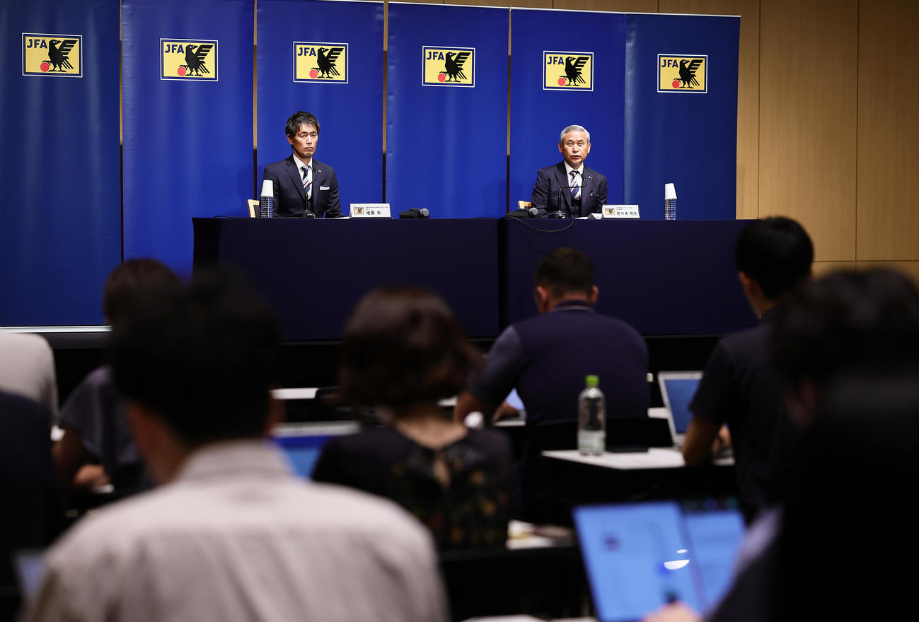 なでしこジャパンパリ五輪メンバー発表会見に臨む池田監督（左）と佐々木女子委員長（撮影・足立雅史）
